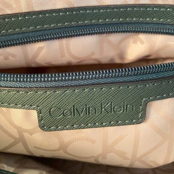 Calvin Klein Green and white shoulder bag - Picture 11 of 13